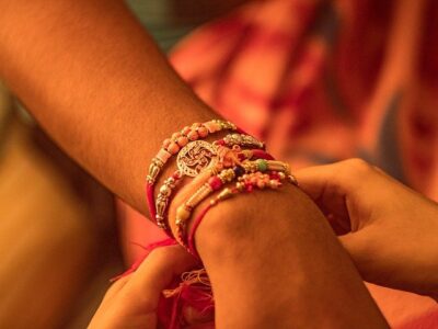 raksha-bandhan-tyohar-par-bhai-ke-hath-me-rakhi